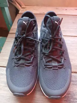 Sepatu running puma