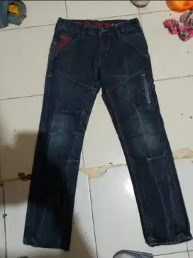 Celana levis wanita