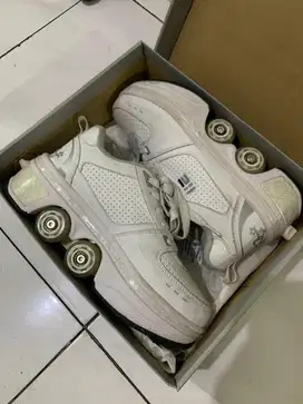SEPATU RODA WANITA PUTIH