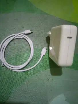 Carger laptop apple macbook. C to C. Normal mulus. Berat, ori
