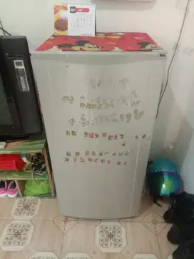 Jual santai kulkas merek SHARP tinggal pakai belom pernah servis