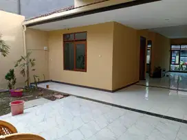 Rumah Bagus 2 Lantai Nyaman di Taman Holis Indah