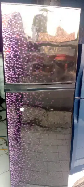 Kulkas dijual Sharp semi jumbo 2pintu normal dingin mantap siap pakai