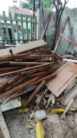 Kayu dan puing gratis