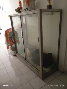 Etalase aluminium gantung ukuran 1.5 meter