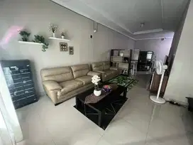 Di sewakan rumah / di kontrakkan rumah 3 lantai. Full prabot informa