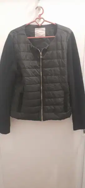 Jacket bomber isolasi bulang hitam zipper lengan rajut