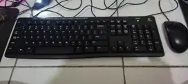 Keyboard USB & Mouse USB merk Logitech buat Komputer