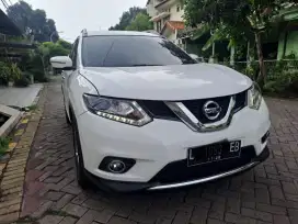 NISSAN X-TRAIL 2.5 AT 2014  MATIC PUTIH