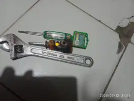 kunci inggris , obeng kembang , testpen