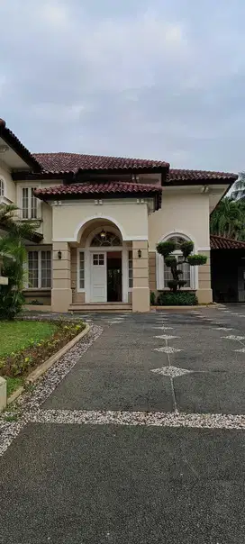 Rumah mewah ada kolam renang dalam cluster Taman Golf Lippo Karawaci