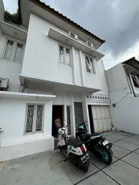 Rumah siap huni plus furnish lt225/200 dekat exit tol BuahBatu Bandung