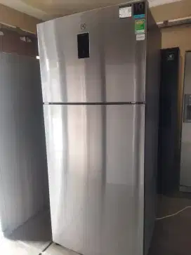 Kulkas Mewah Electrolux Super Jumbo 570L