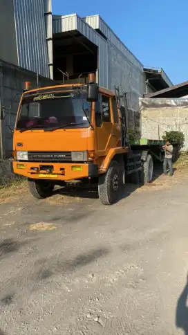 Dijual Tractor Head/Trailer Head Mitsubishi Fuso 6x2 Tahun 1989