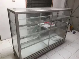 Lemari kaca etalase
