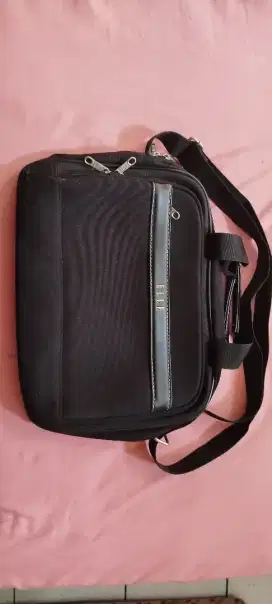 Tas selempang merk Elle