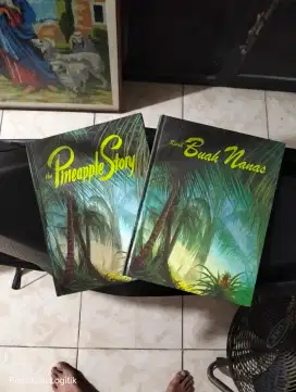 Buku The Pineapple Story & Kisah Buah Nanas (2 Buku) – Kondisi Bagus!