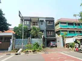 Rumah Lama di Jl Danau Tondano Bendungan Hilir Tanah Bang Jakarta Pusa