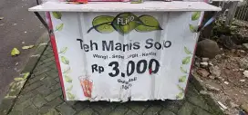 Wanita jaga gerobak teh dan makanan