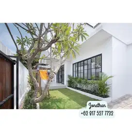 Contemporary modern white house in Mertanadi, Seminyak - VSCK