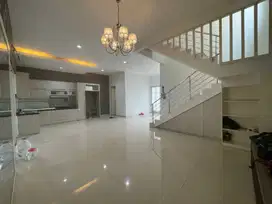Hadap Selatan Rumah Grisenda Siap Huni