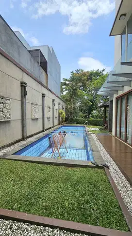 Dijual rumah posisi hook & dekat taman di Kebayoran Bintaro
