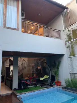 Rumah LUX Batununggal Indah ada Kolam Renang