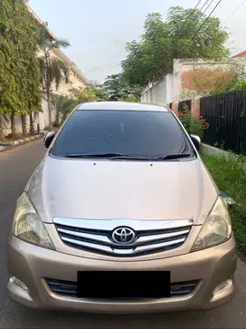 Toyota Kijang Innova (2010)