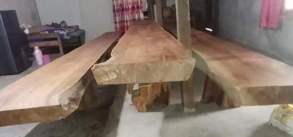 Dijual segera satu set meja kursi dari kayu jati tua istimewa