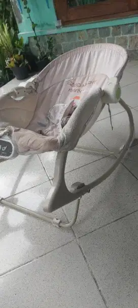 Bouncer bayi tempat bobo bayi