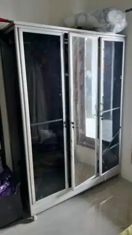 Lemari alumunium kaca