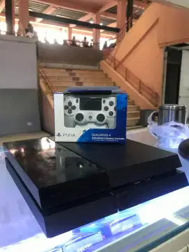 PS 4 fat 500 GB, stick 1. Include game 4