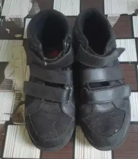 Sepatu size 32,kondisi sprti di poto