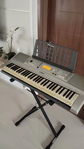 YAMAHA Keyboard PSR E313 + Stand