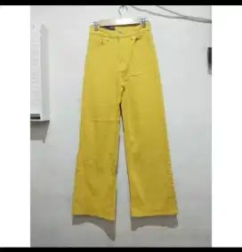 Celana Panjang DIVIDED H&M Soft Jeans
Wanita Size 34 ( BARU )