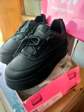 Sepatu sekolah anak