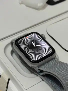 Apple Watch SE Gen 2 40mm Silver Fullset Garansi On 2026