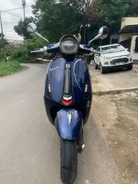 Vespa Primavera 150 I-get Abs tahun 2019, warna biru