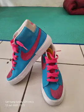 Sepatu second branded Blazer Mid Edge Laser Blue size 42 harga 600rb
