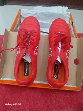 sepatu bola lapangan besar/mini soccer