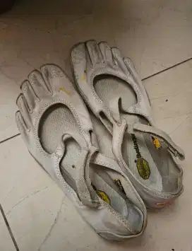 Sepatu vibram five fingers original olahraga gym yoga pilates