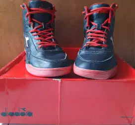 Sepatu Basket Black Red Spin Diadora
