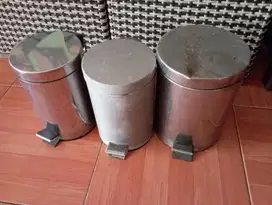 3 Tempat Sampah Pedal Stainless Steel Merk Kris