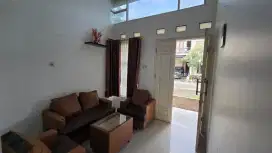 Rumah Full Furnished di Perumahan Strategis 15menit dari UNS
