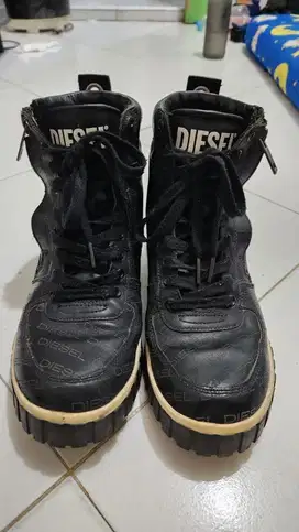 Sepatu boots pria brand Diesel (preloved)