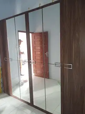 Satu set lemari 6 pintu , meja rias, tempat tidur merek informa