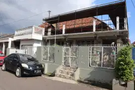 Vios hitam rumah di tengah kota
