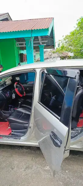 Mobil Nissan grand livina 2011