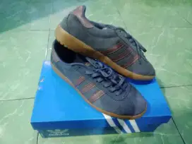 Di jual sepatu Adidas size 41,42 nego tipis