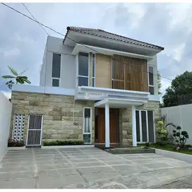 rumah mewah 2 lantai Belakang Hotel Hyatt palagan dekat UII kaliurang